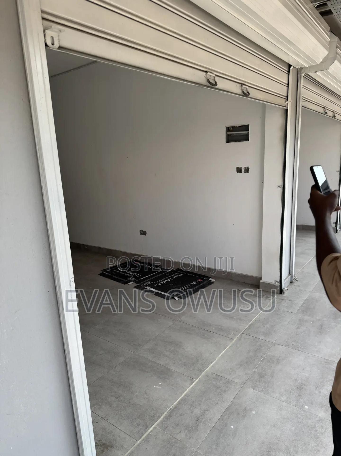 Shop at Accra Central - Commercial in Greater Accra, Accra Metropolitan - Rent
