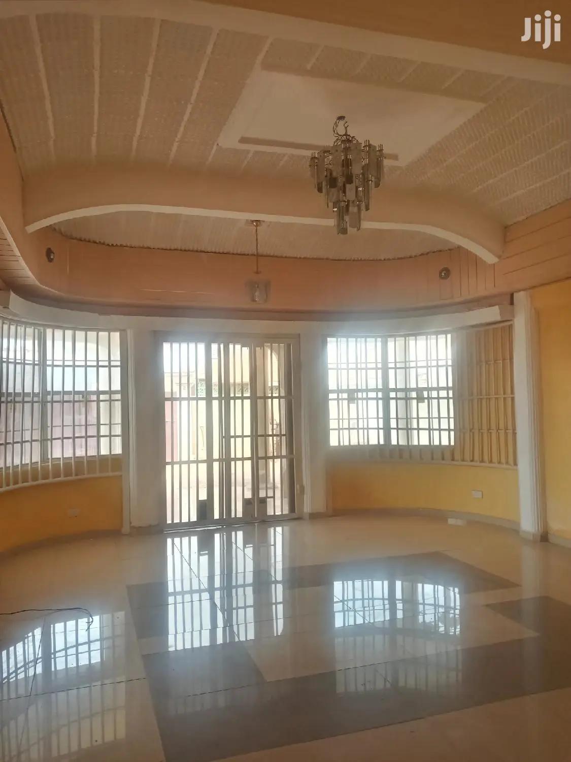 Neat 3-Bedrooms Apartments Dansoman - Commercial in Greater Accra, Dansoman - Rent