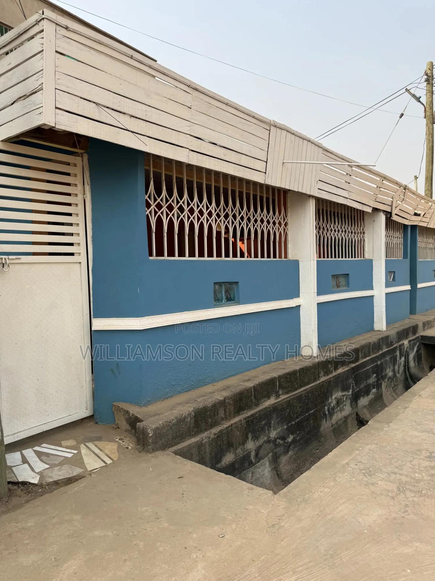 Busy Spacious Shop/Store/Showroom/Warehouse,Spintex - Commercial in Greater Accra, Spintex - Rent