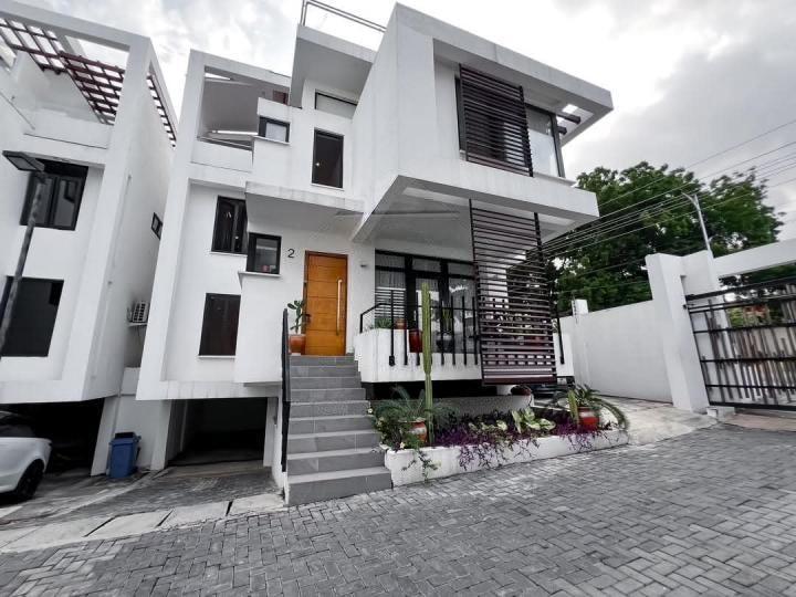 4 bedroom furnished townhouse for sale at Cantonment - 4 bedroom House in Cantonment - Sale