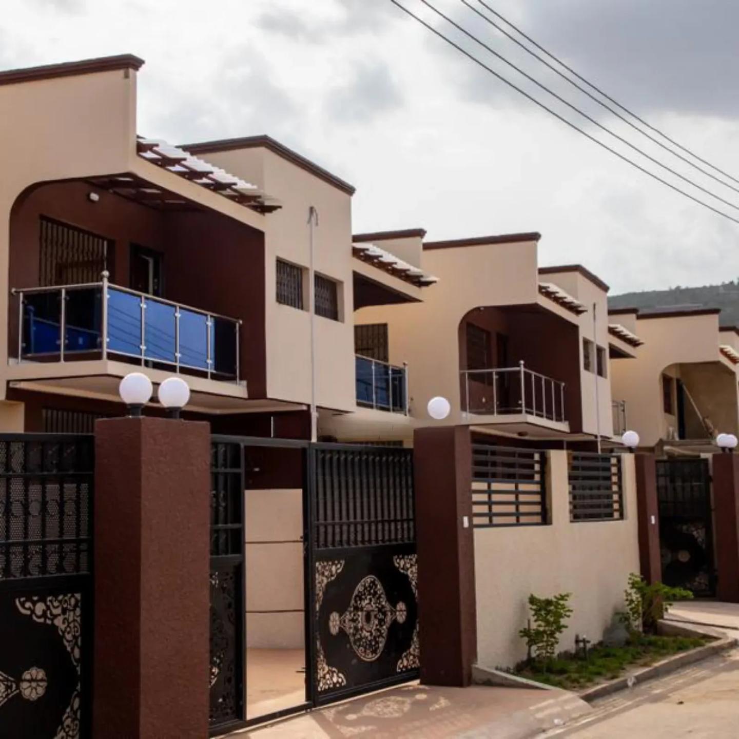 3bdrm Duplex in Ayi Mensah, Oyarifa Mall Area for rent - 3 bedroom Commercial in Greater Accra, Oyarifa, Oyarifa Mall Area - Rent