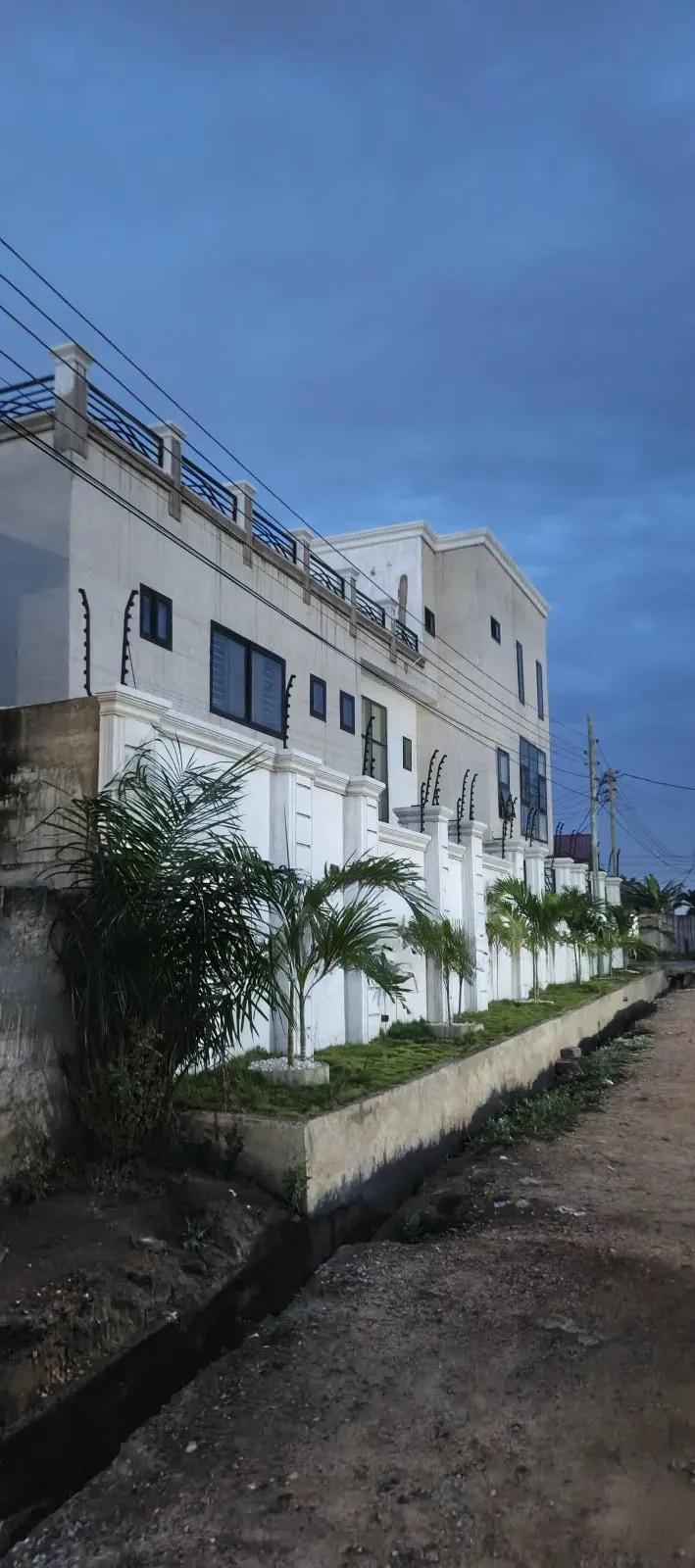 5bdrm Mansion in Adjiringanor Around, East Legon for sale - 5 bedroom House in Greater Accra, East Legon - Sale