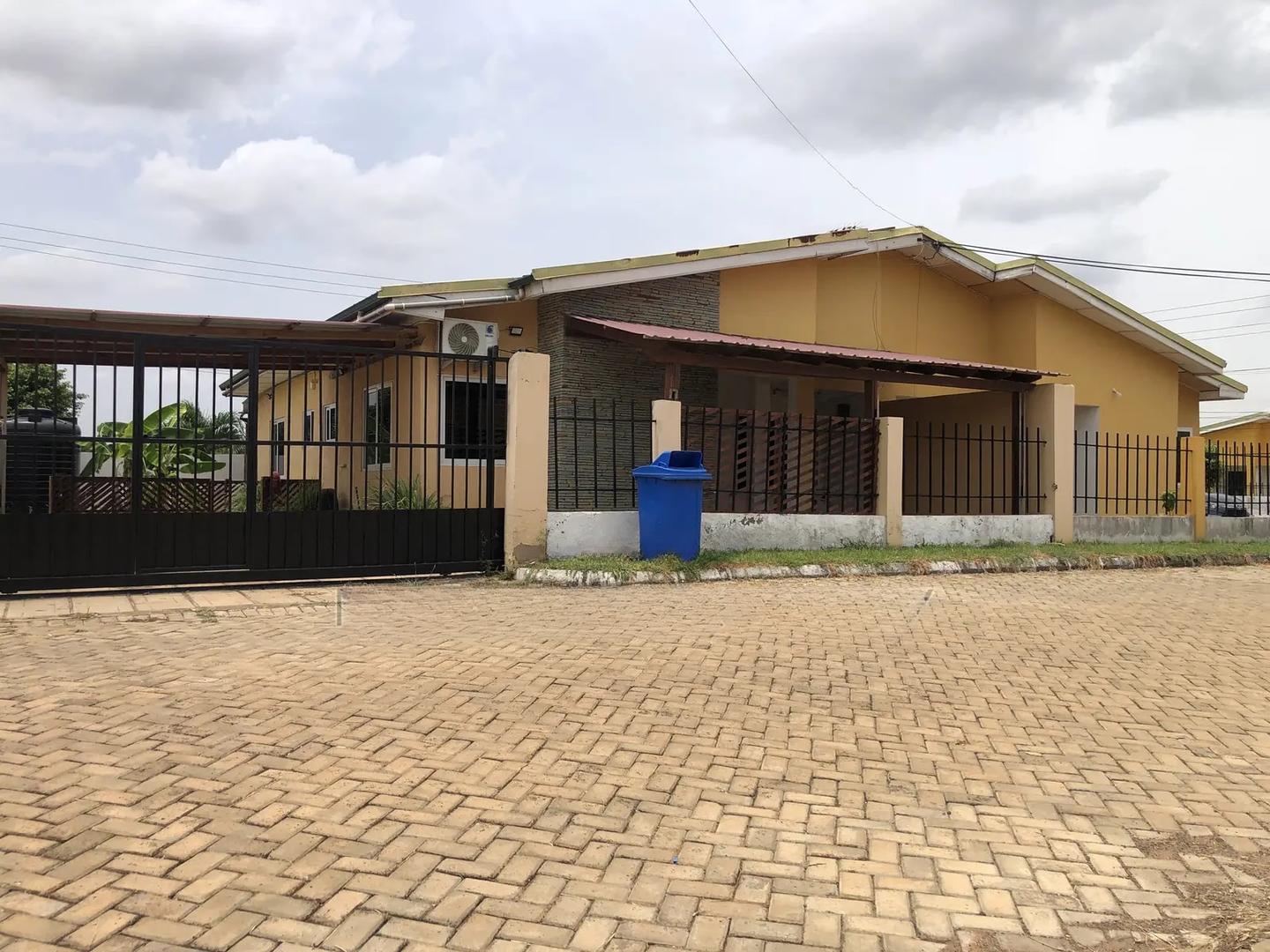 2bdrm Bungalow in Amrahia, Accra Metropolitan for sale - 2 bedroom House in Greater Accra, Accra Metropolitan - Sale