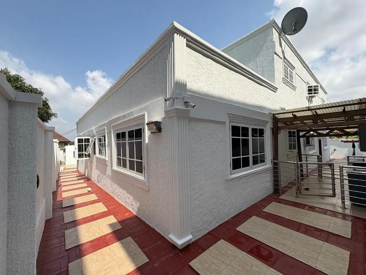 6bdrm House in Abrepo, Kumasi Metropolitan for sale - 6 bedroom House in Ashanti, Kumasi Metropolitan - Sale