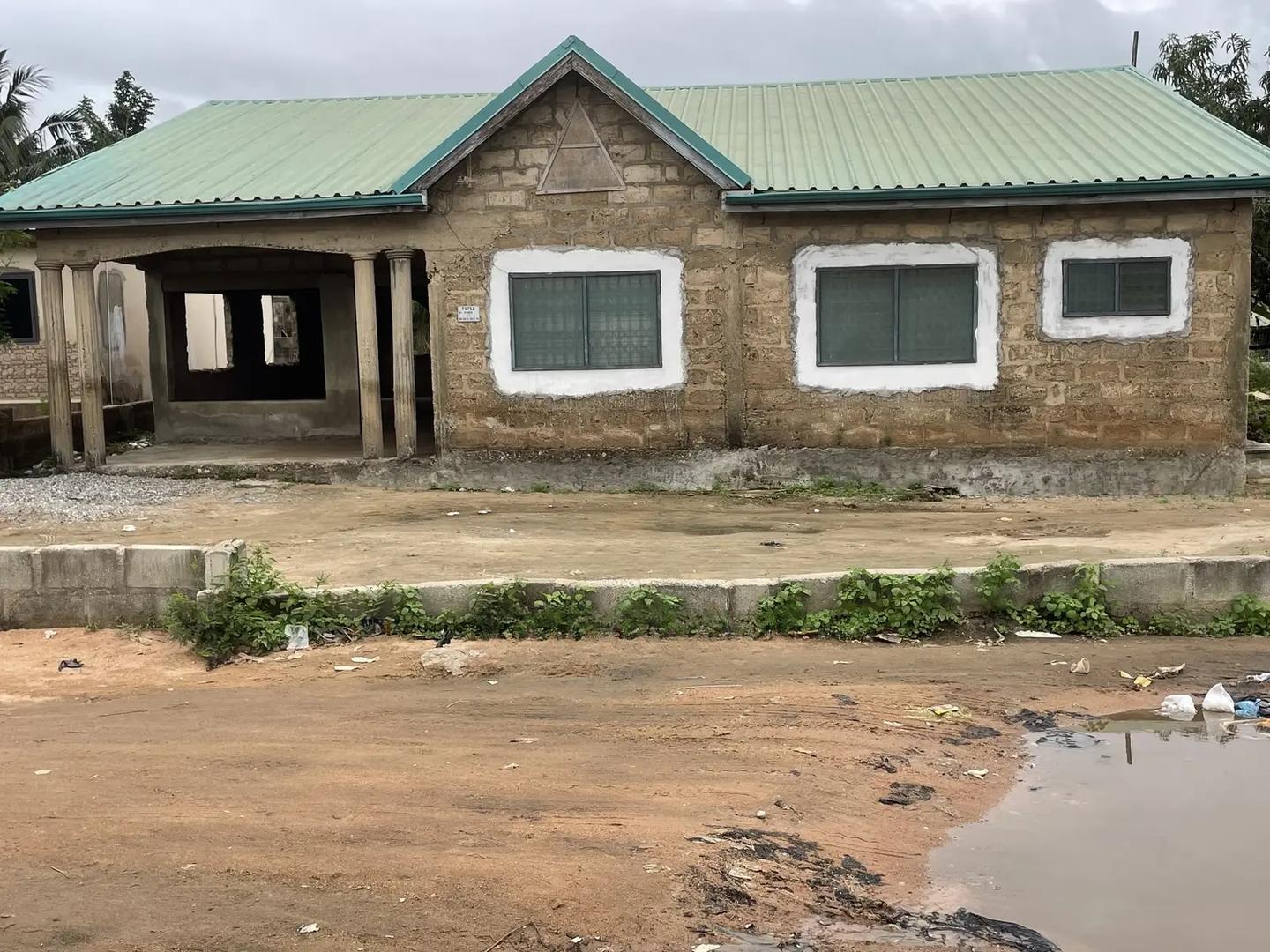 4bdrm Bungalow in Owner, Manhean for sale - 4 bedroom House in Greater Accra, Ablekuma, Manhean - Sale