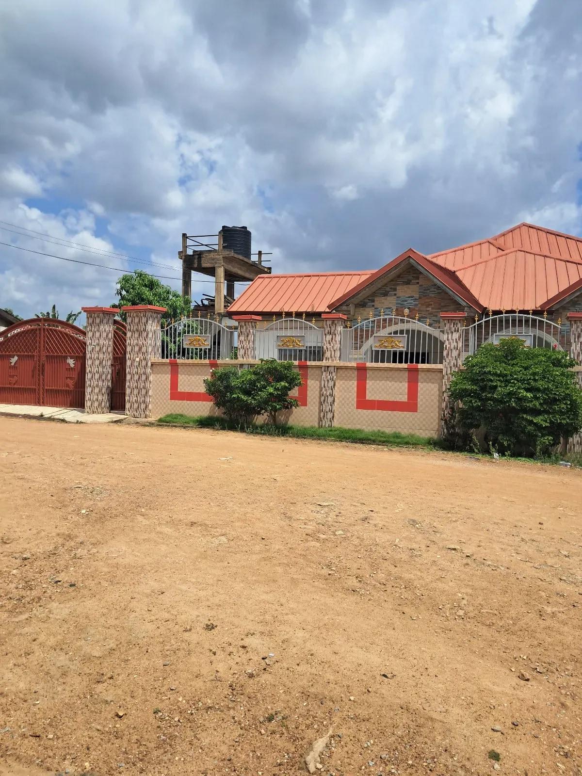 6bdrm House in Obeyeyie, Ga West Municipal for sale - 6 bedroom House in Greater Accra, Ga West Municipal - Sale