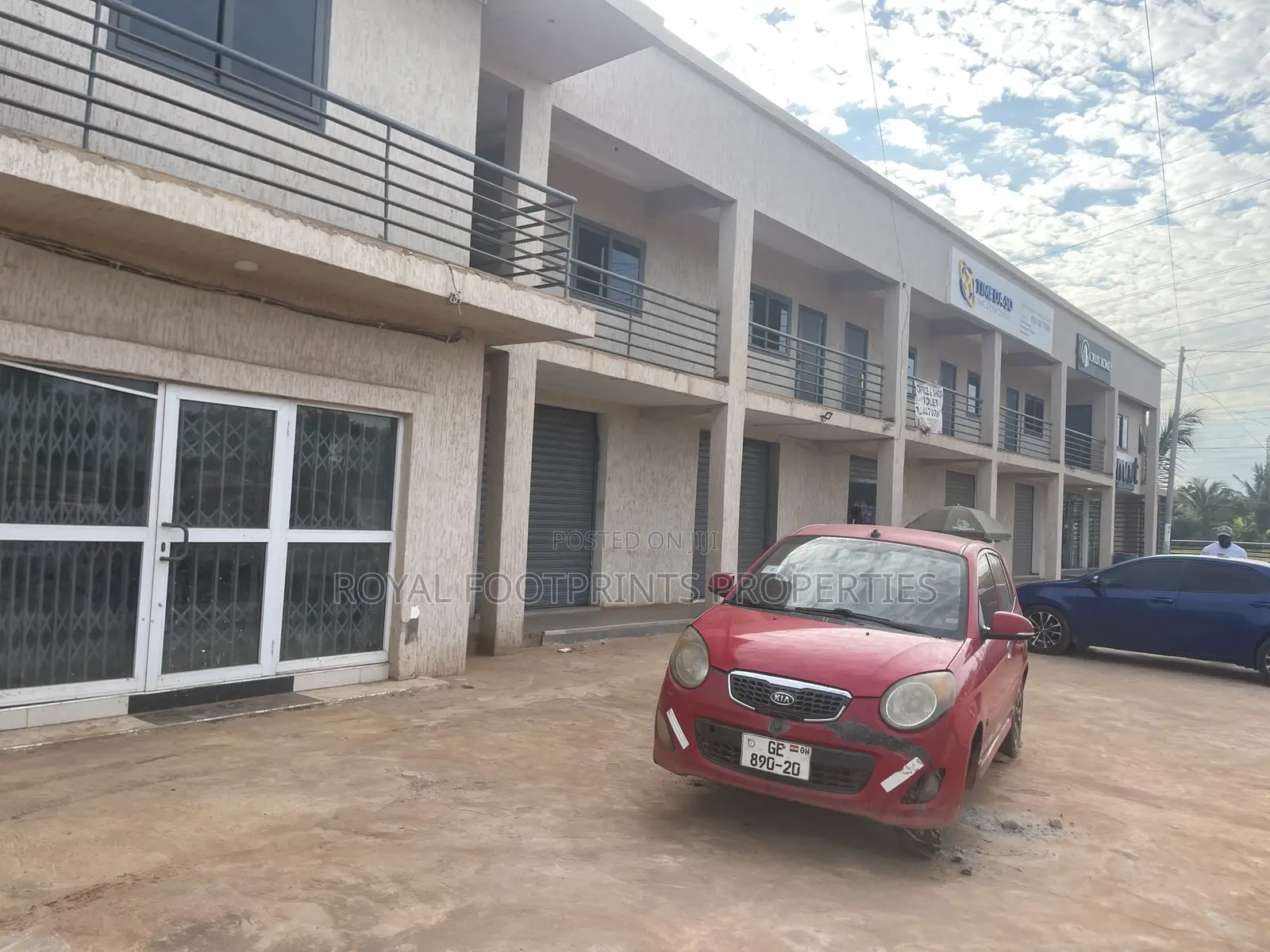A Spacious Shop/Office Space - Commercial in Greater Accra, Adjiriganor - Rent