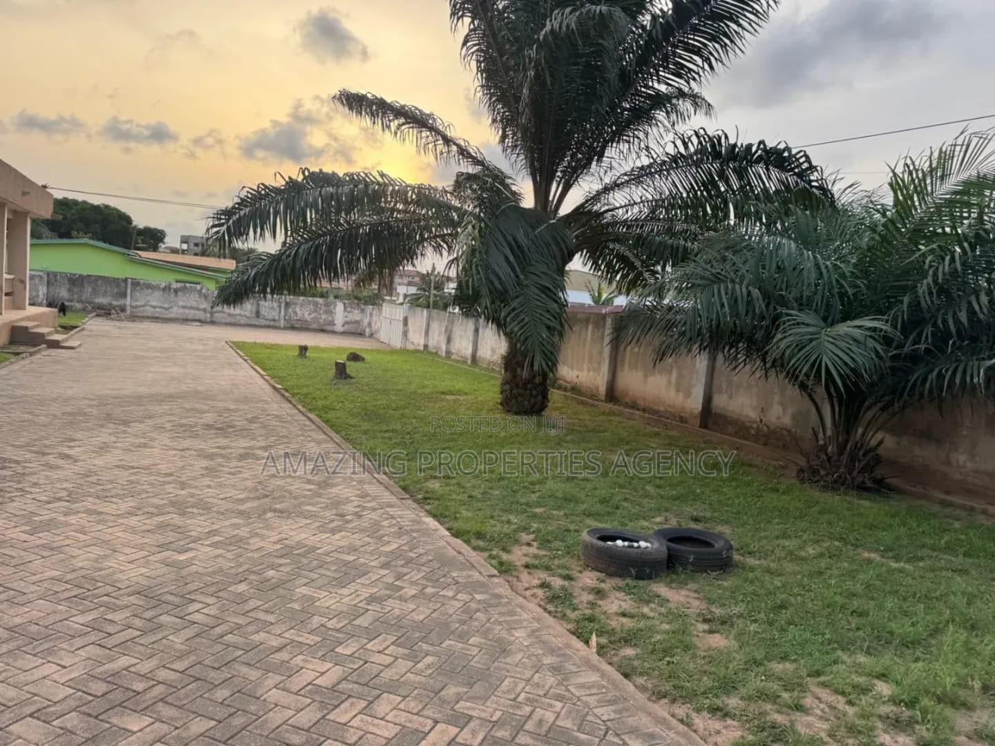 Old House on 0.23 Acre Land Freehold at Tesano for Sale $300.000 - House in Greater Accra, Tesano - Sale