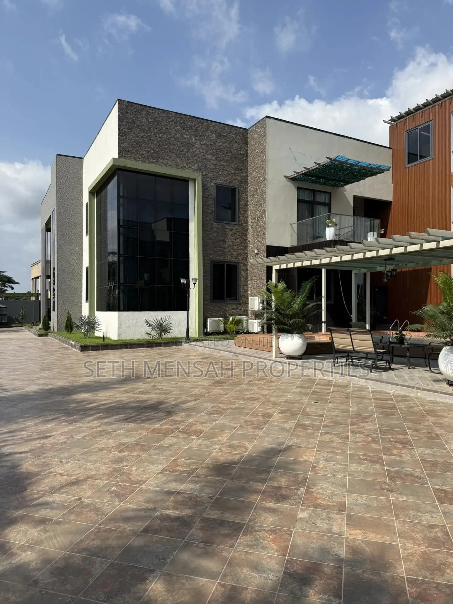 Furnished 7bdrm House in Skm, Medifem Area for sale - 7 bedroom House in Greater Accra, West Legon, Medifem Area - Sale