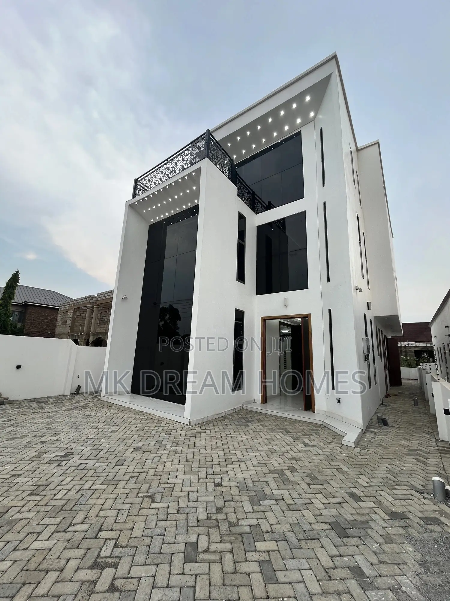 6bdrm Mansion in School Junction for sale - 6 bedroom House in Greater Accra, Ashaley Botwe, Ashaley Botwe School Junction - Sale