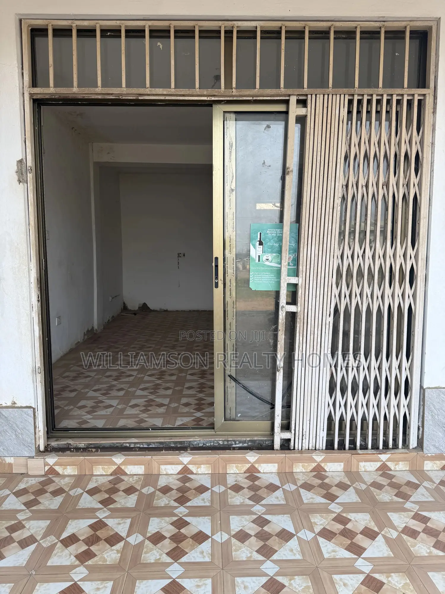 Road Side Busy Shop/Store/Office Space/Showroom,Spintex - Commercial in Greater Accra, Spintex - Rent