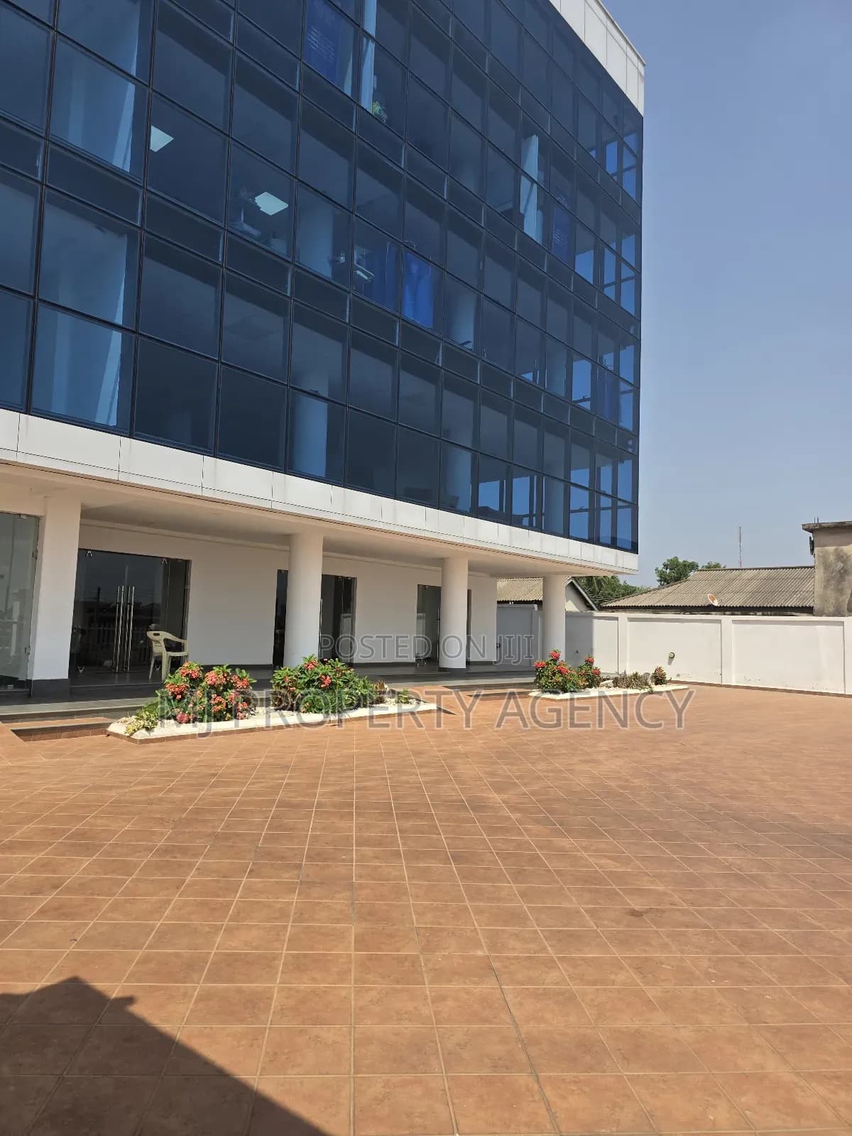 200 400 SQM Showroom/ Office Space - Commercial in Ashanti, Kumasi Metropolitan - Rent