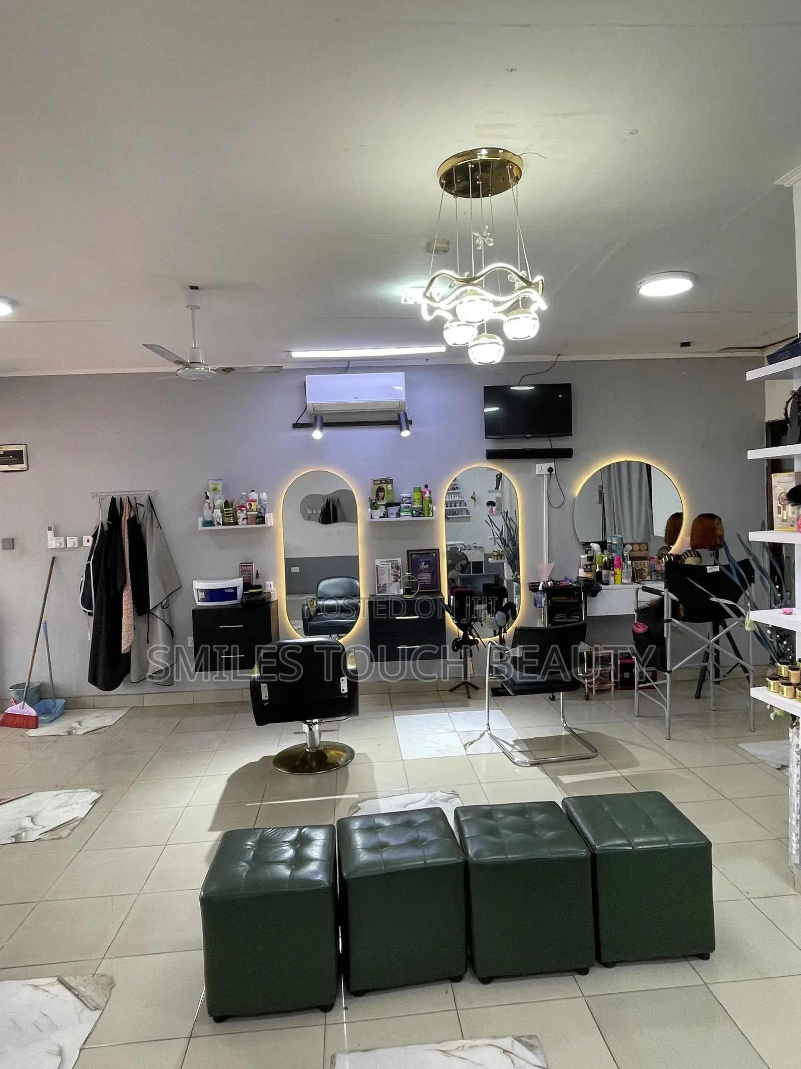 Furnished Unisex Salon for Rent - Commercial in Greater Accra, Kasoa, Kasoa New Market - Rent