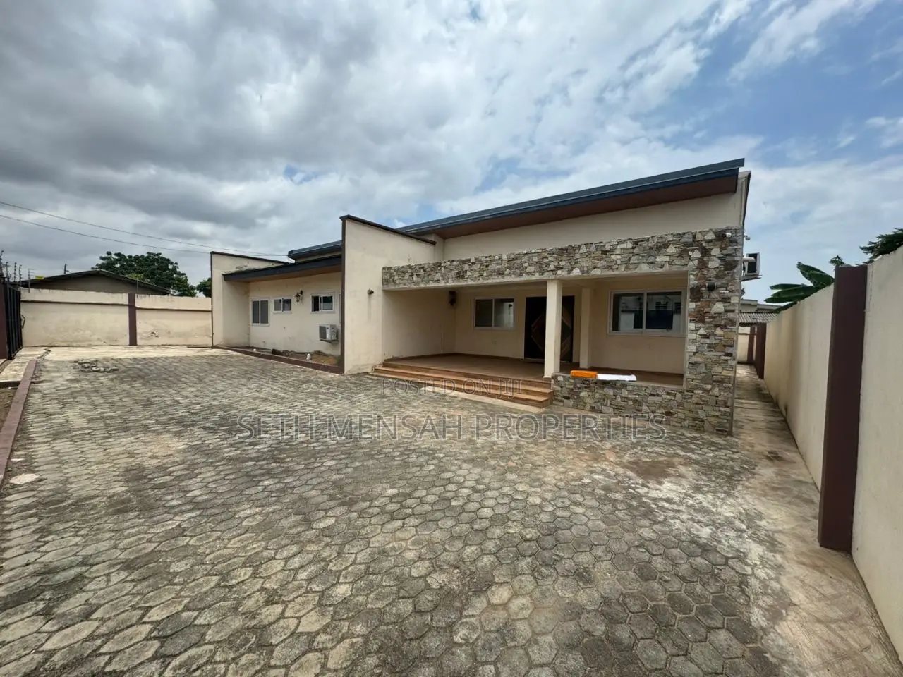 6 Bedroom House for Sale at Achimota Mile7 - 6 bedroom Commercial in Greater Accra, Achimota, Mile 7 - Sale