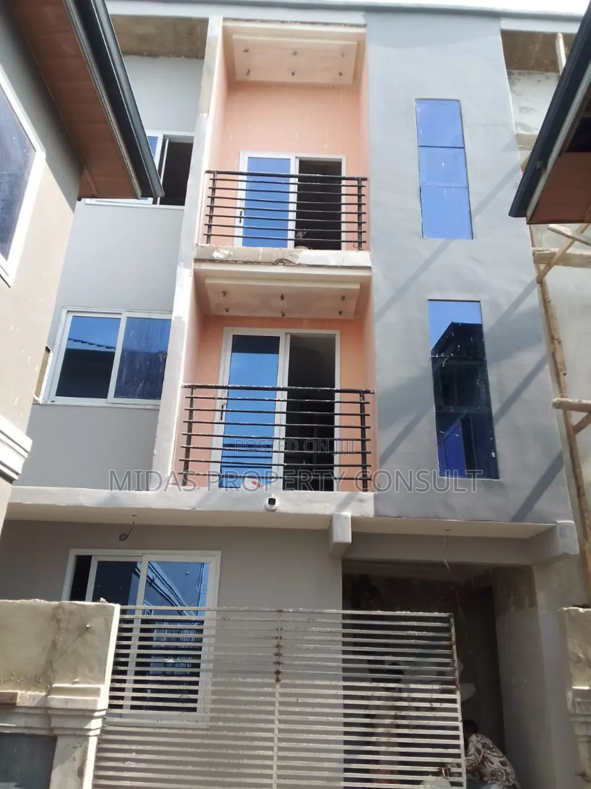 2bdrm Apartment in Friday'S, Sakumono for sale - 2 bedroom Apartment in Greater Accra, Tema Metropolitan, Sakumono - Sale