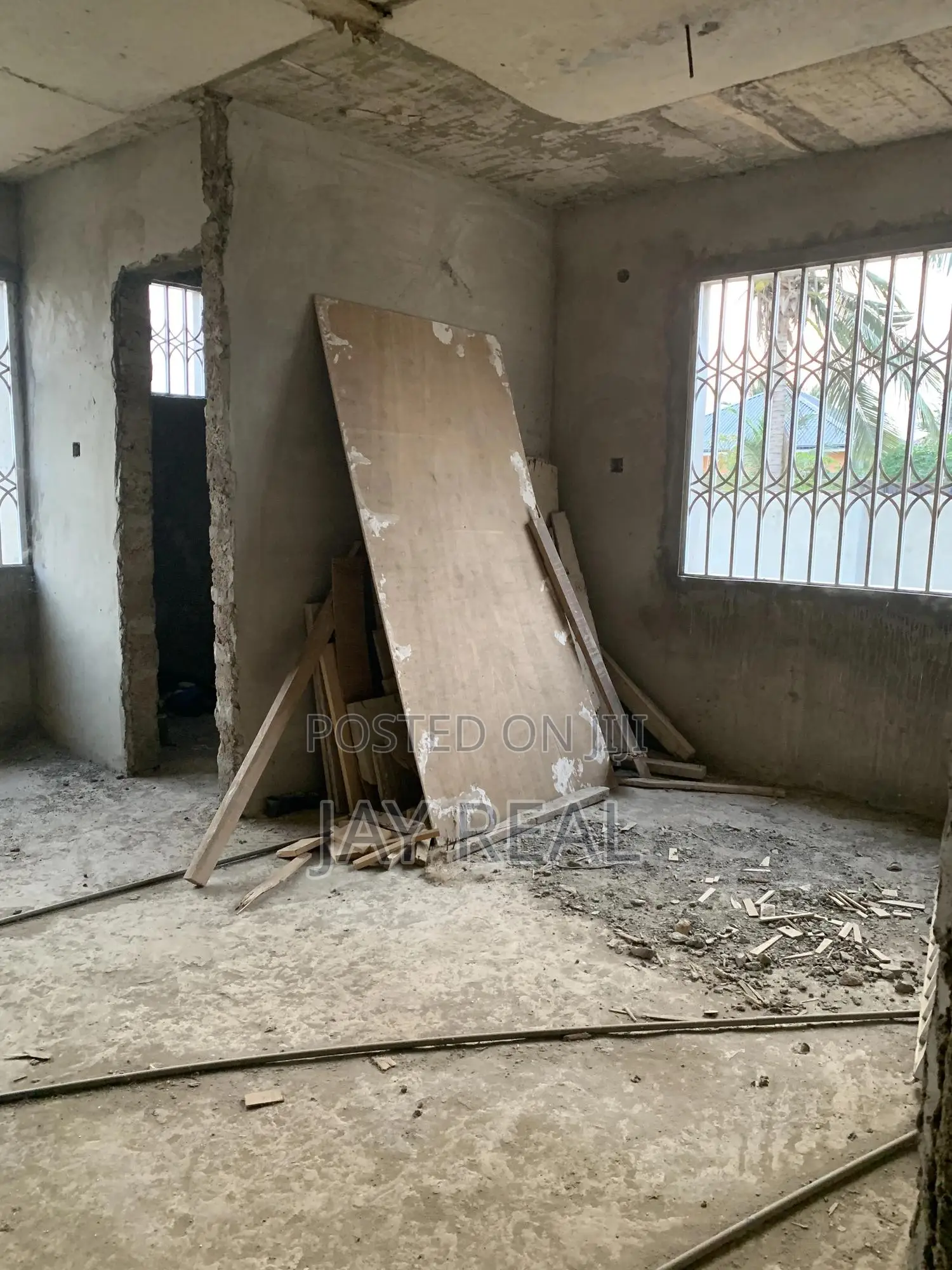 An Uncompleted 6bedrooms Self Compond for Sale - 6 bedroom House in Central Region, Awutu Senya East Municipal - Sale