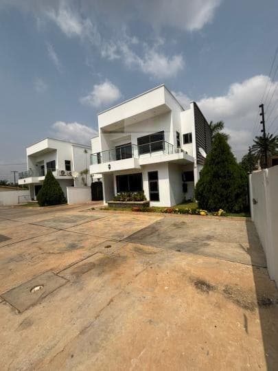 3 bedroom townhouse for sale at East legon - 3 bedroom House in East legon - Sale