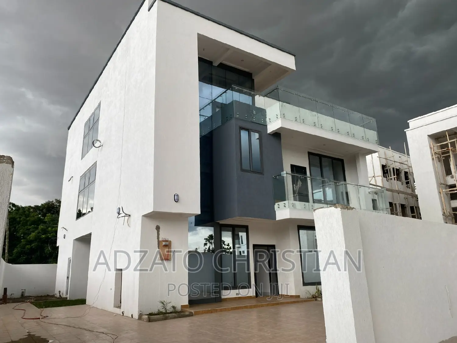 5 Bedroom Luxurious Houses for Sale - 5 bedroom Commercial in Greater Accra, Airport Residential Area, 11/08 - Sale