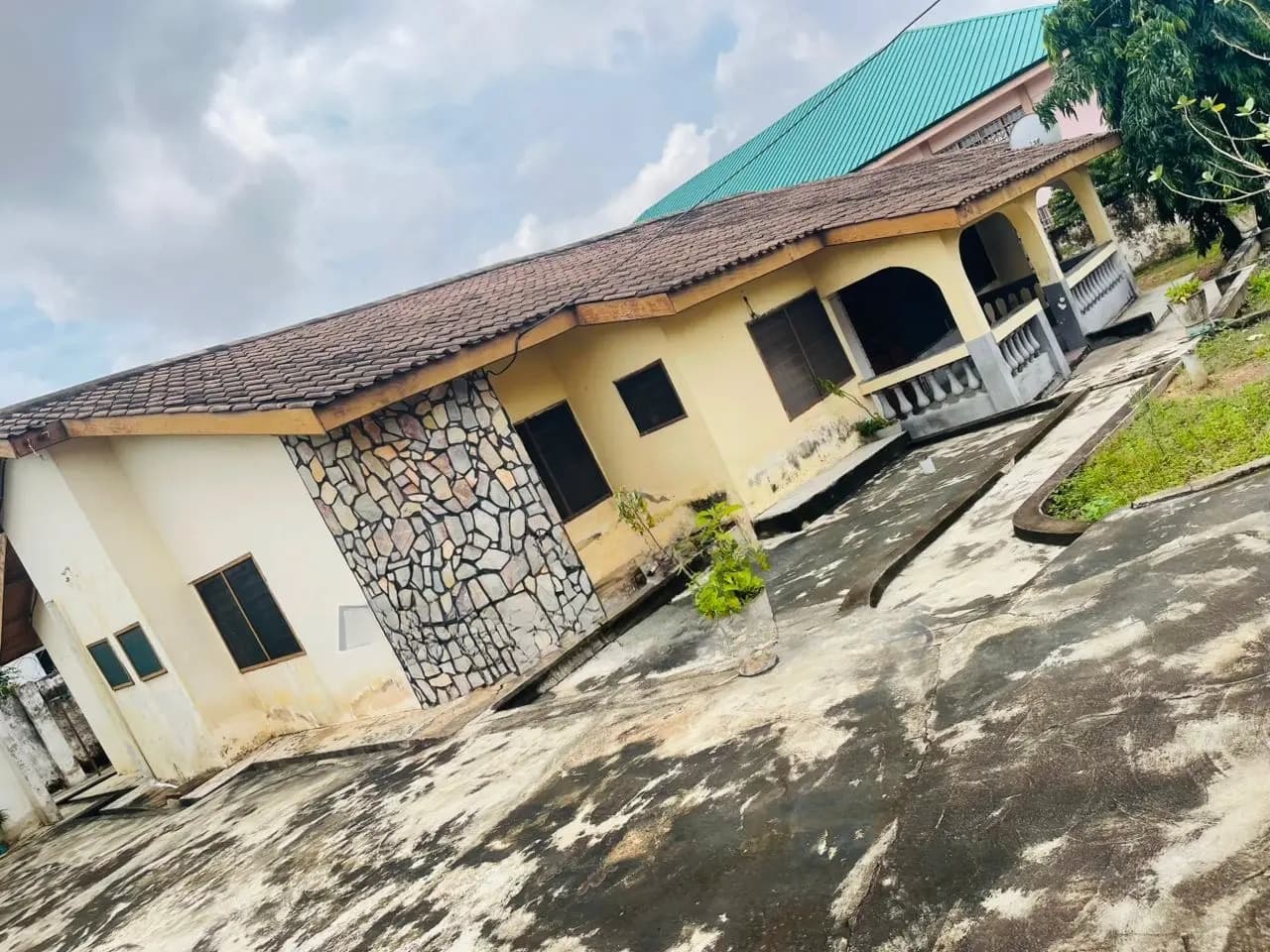5bdrm House in Madev Realty, Sowutwuom for sale - 5 bedroom House in Greater Accra, Sowutwuom - Sale