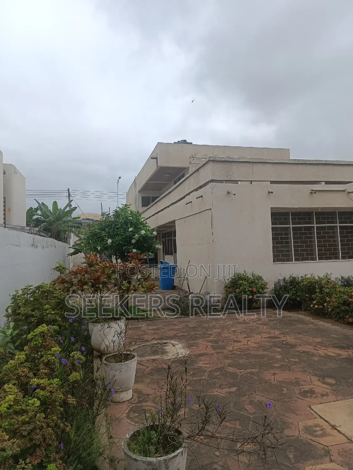 7bdrm House in Seekers Realty, Dzorwulu for sale - 7 bedroom House in Greater Accra, Dzorwulu - Sale