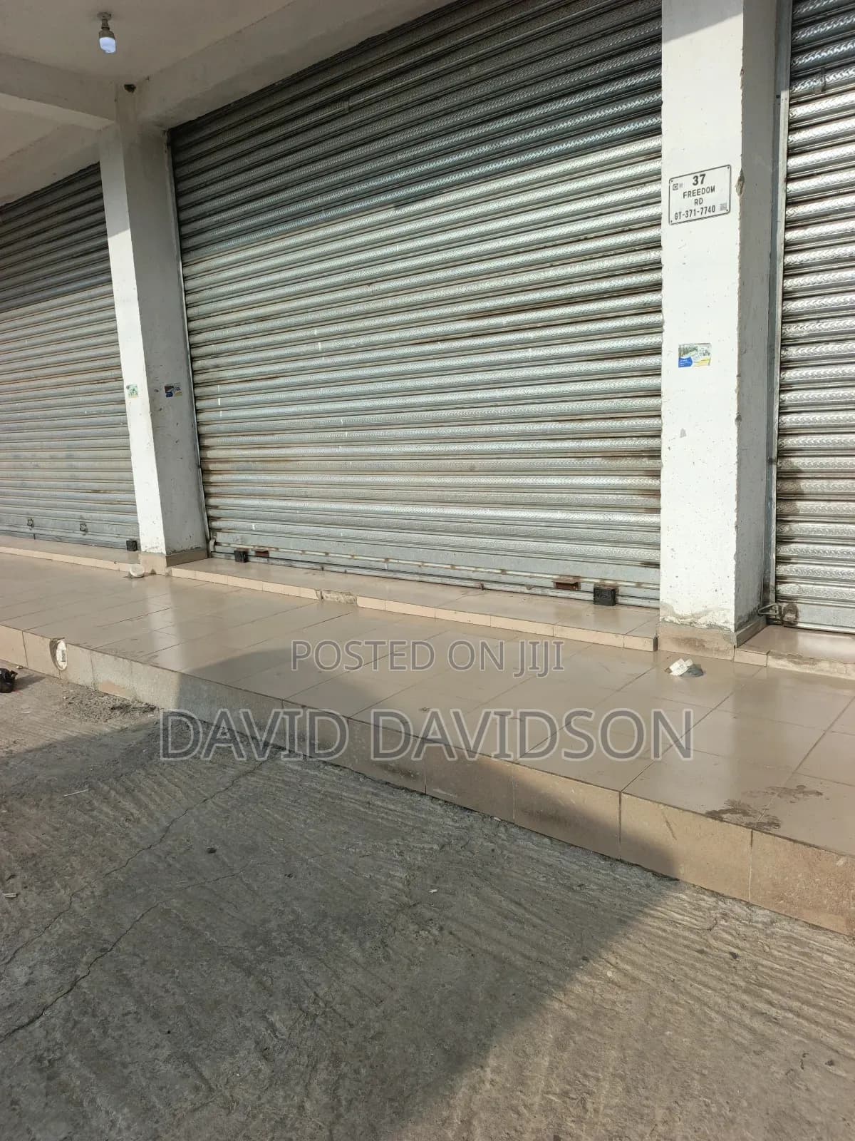 Shop Main Roadside - Commercial in Greater Accra, Tema Metropolitan - Rent