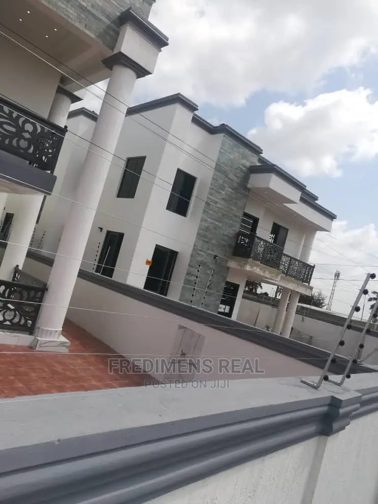4bdrm House in Fredimens Real, Kumasi Metropolitan for Sale - 4 bedroom House in Ashanti, Kumasi Metropolitan - Sale