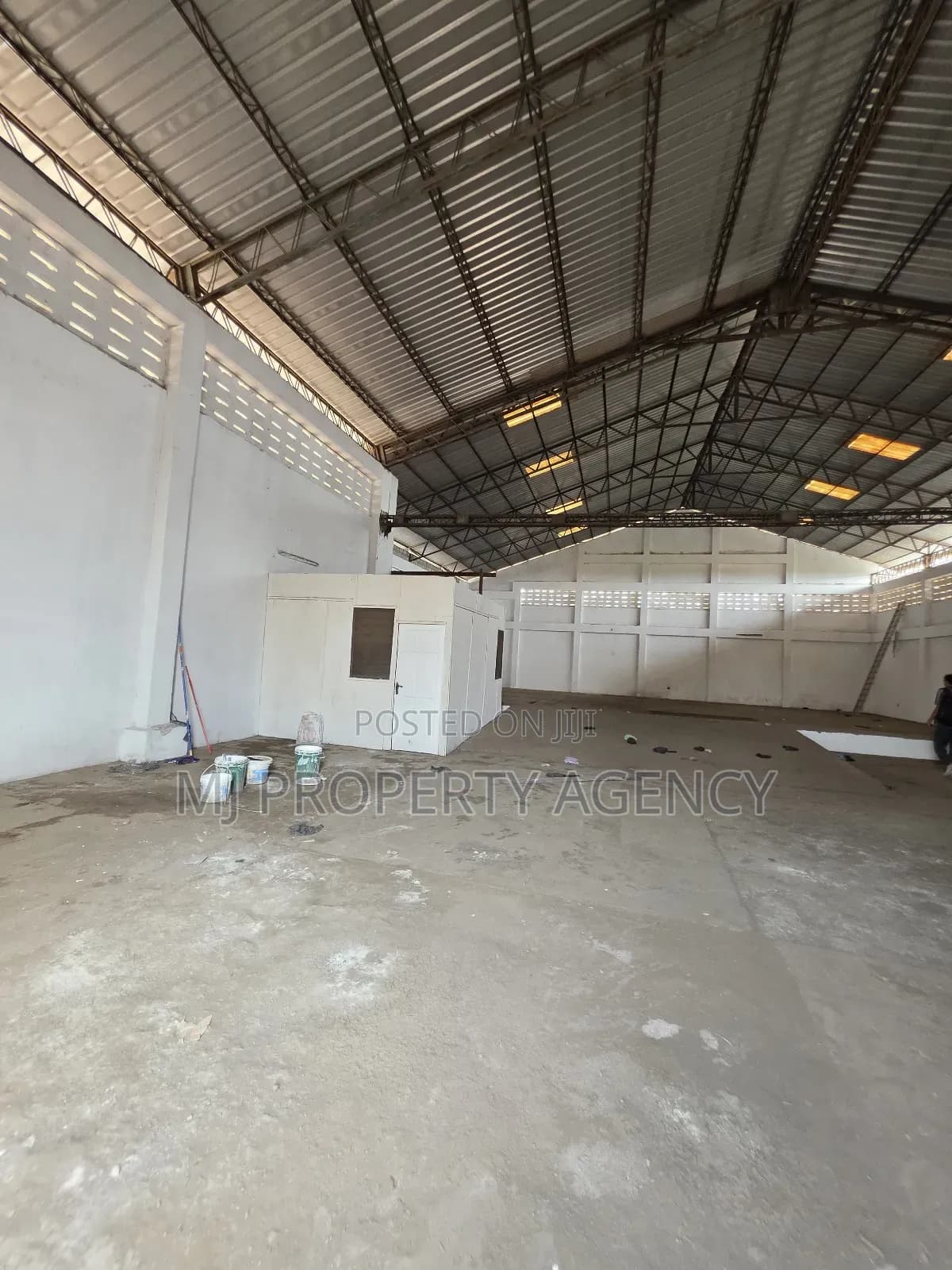 650 SQM Self Compound Warehouse - Commercial in Greater Accra, Tema Metropolitan, Sakumono - Rent