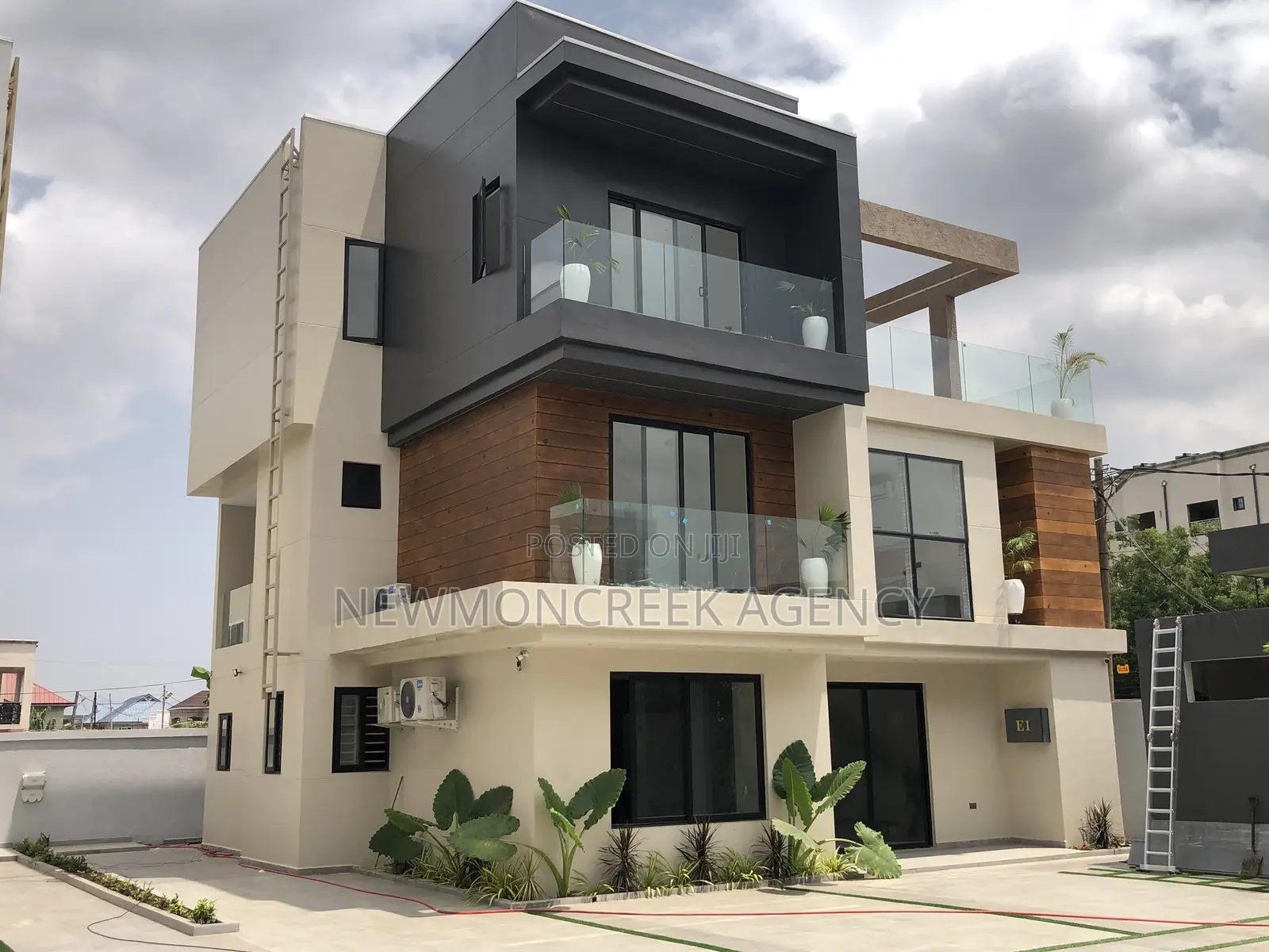 5bdrm Duplex in East Legon Hills, Accra Metropolitan for sale - 5 bedroom House in Greater Accra, Accra Metropolitan - Sale