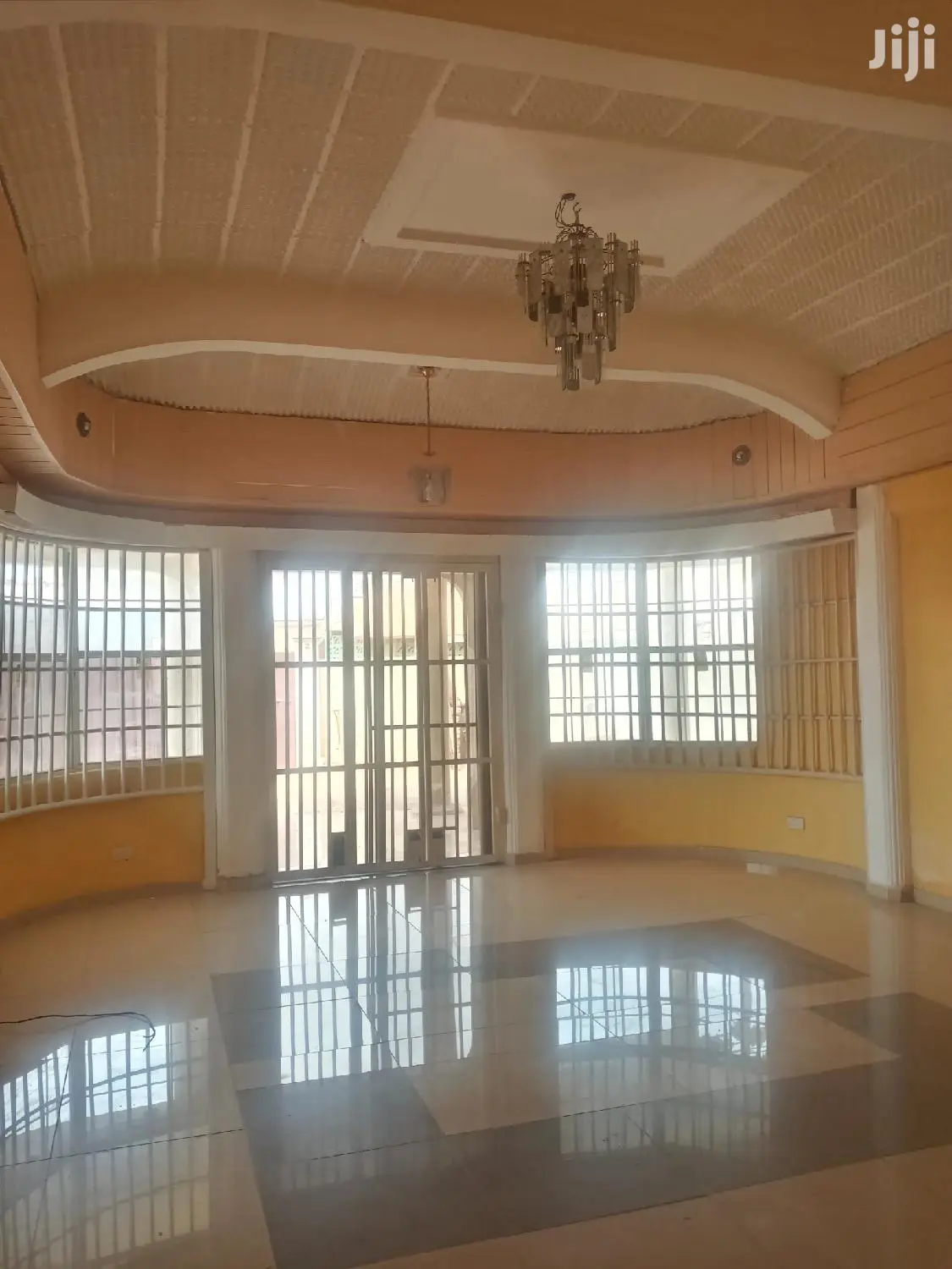 Neat 3-Bedrooms Apartments Dansoman - Commercial in Greater Accra, Dansoman - Rent