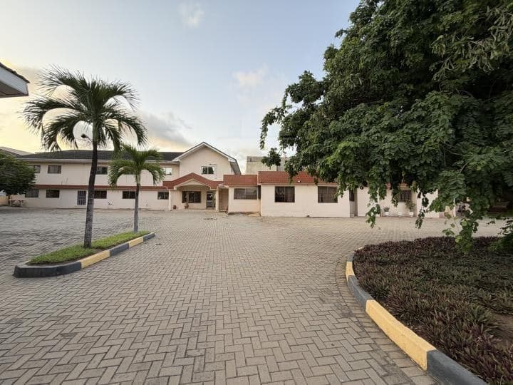 42 room commercial space for rent at Airport Area - 42 bedroom Commercial in Airport Area - Rent