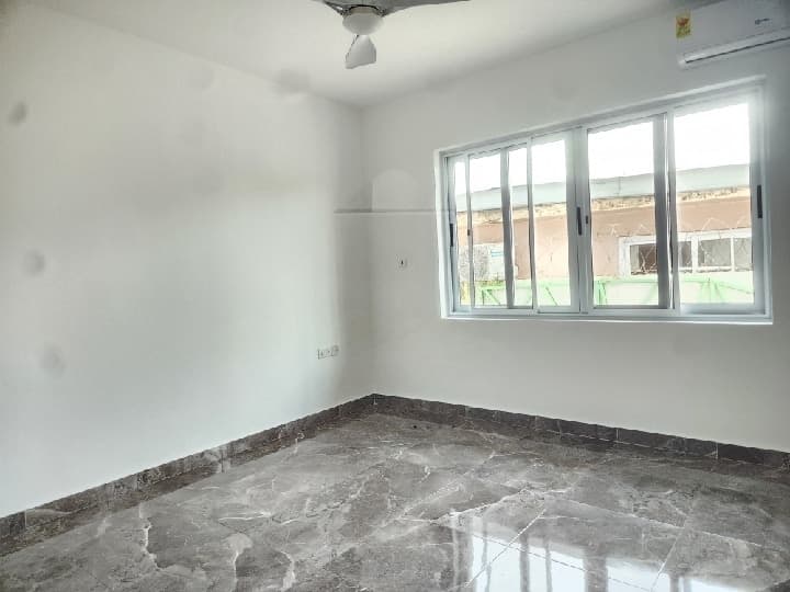5 room commercial space for rent at Osu - 5 bedroom Commercial in Osu - Rent