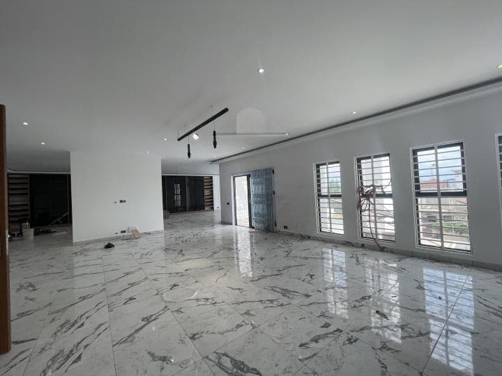 8 bedroom house for sale at East legon - 8 bedroom House in East legon - Sale
