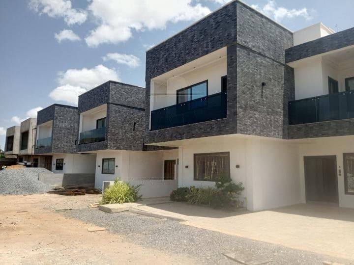 4 bedroom townhouse for sale at East Legon Adjiringanor - 4 bedroom House in East Legon Adjiringanor - Sale