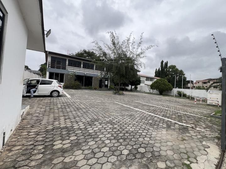 9 room commercial space for rent at Airport Area - 9 bedroom Commercial in Airport Area - Rent