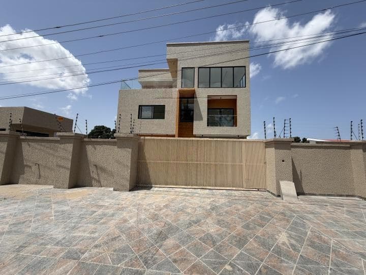 8 room commercial space for rent at East Legon-Main-Lego’s Avenue - 8 bedroom Commercial in East Legon-Main-Lego’s Avenue - Rent