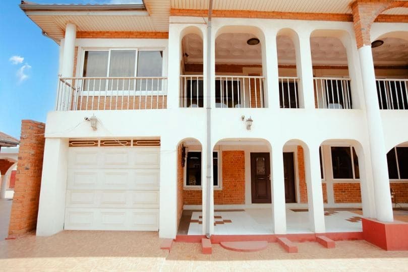 13 room commercial space for sale at Adjiringanor - 13 bedroom House in Adjiringanor - Sale