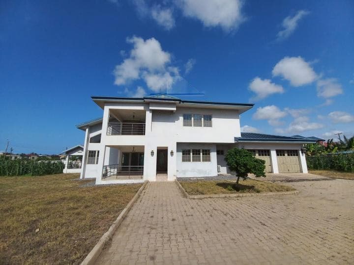 5 bedroom house for sale at Sakumono - 5 bedroom House in Sakumono - Sale