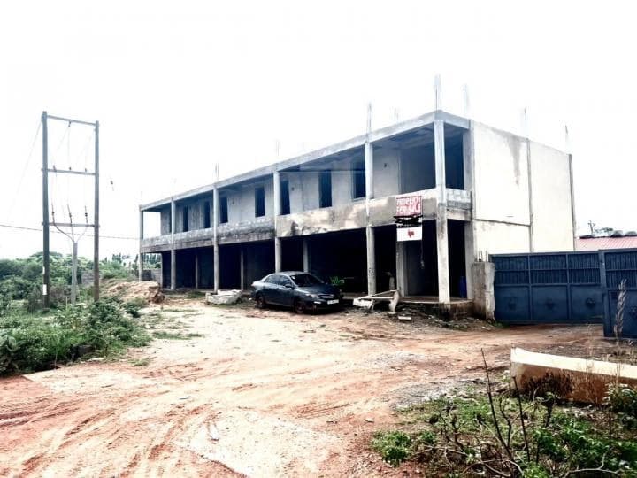 10 room shop for sale at Tema - 10 bedroom Commercial in Tema - Sale