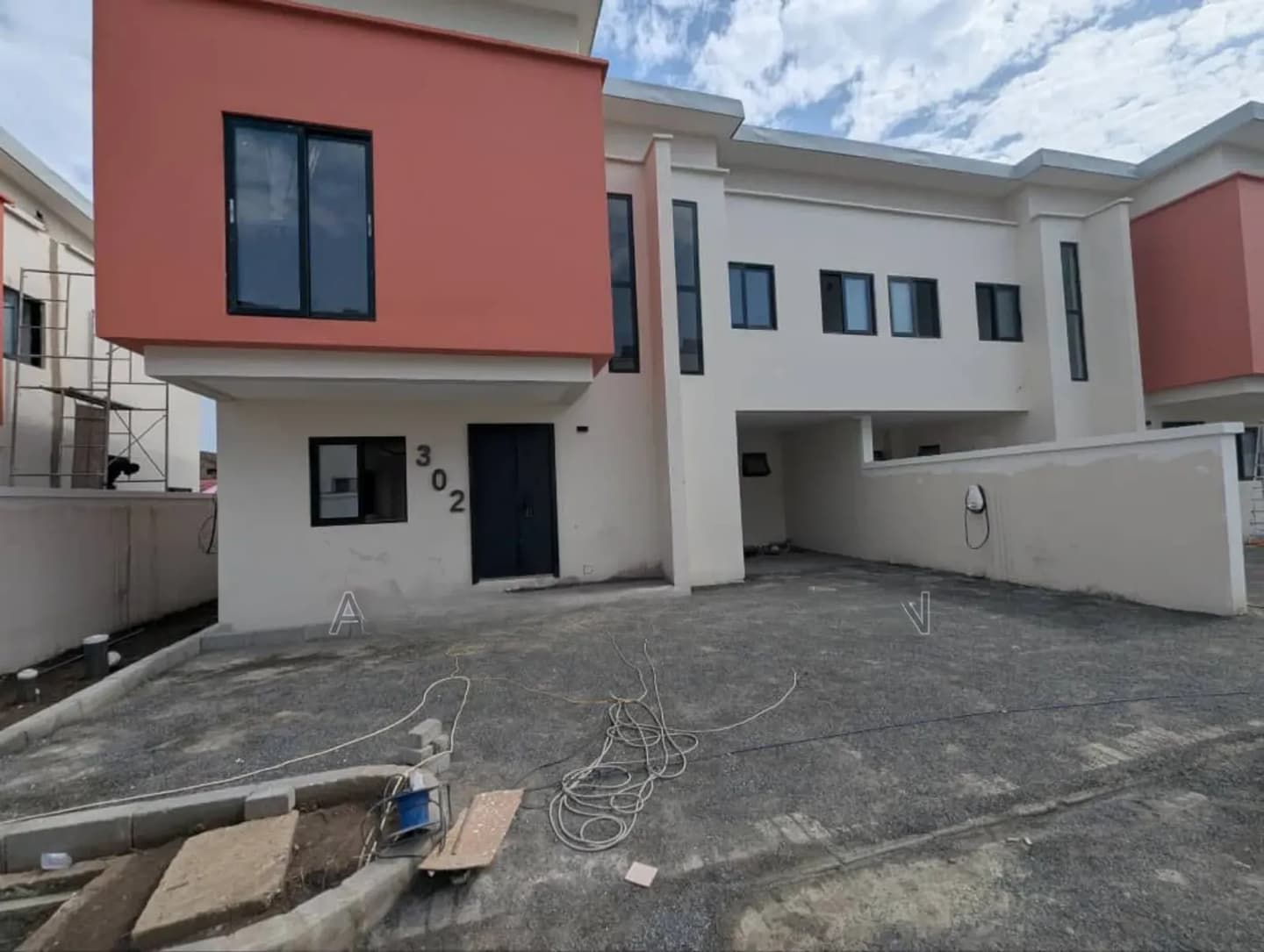 4 Bedrooms Self Compound - 4 bedroom Commercial in Greater Accra, Achimota, The Mall - Sale