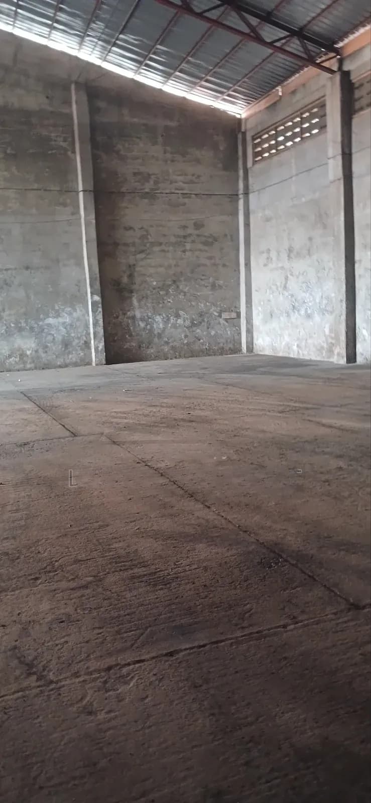 Warehouse for Rent Measuring 800sqm in Tema Industrial Area - Commercial in Greater Accra, Tema Metropolitan - Rent