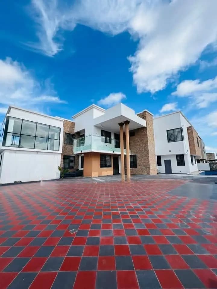 7bdrm Duplex in East Legon for sale - 7 bedroom House in Greater Accra, East Legon - Sale