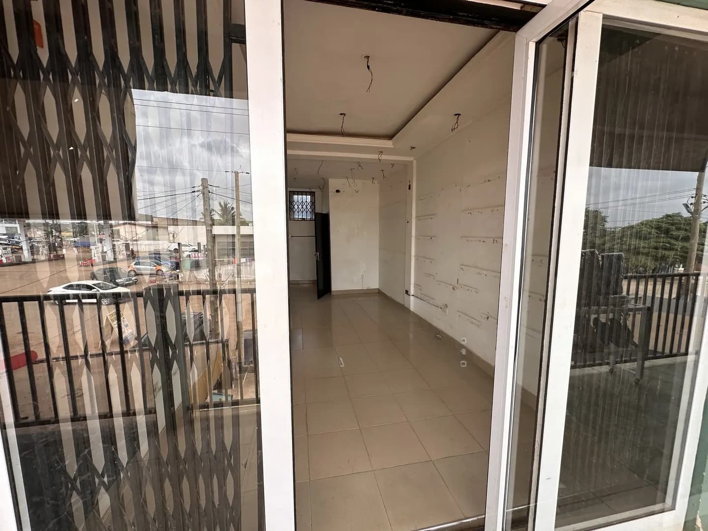 Single Shop - Commercial in Greater Accra, Haatso - Rent