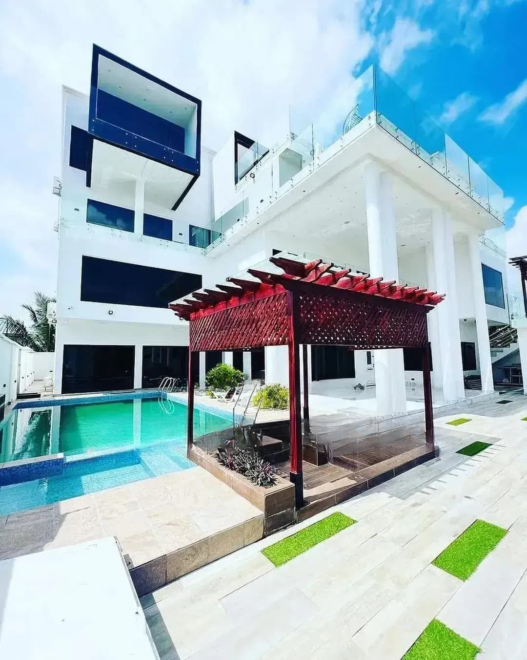 Furnished 10bdrm Mansion in Seekers Realty, Accra Metropolitan for sale - 10 bedroom House in Greater Accra, Accra Metropolitan - Sale