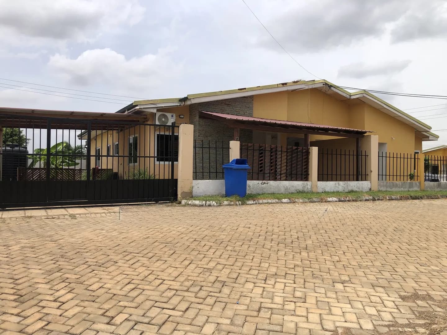 2bdrm Bungalow in Amrahia, Accra Metropolitan for sale - 2 bedroom House in Greater Accra, Accra Metropolitan - Sale