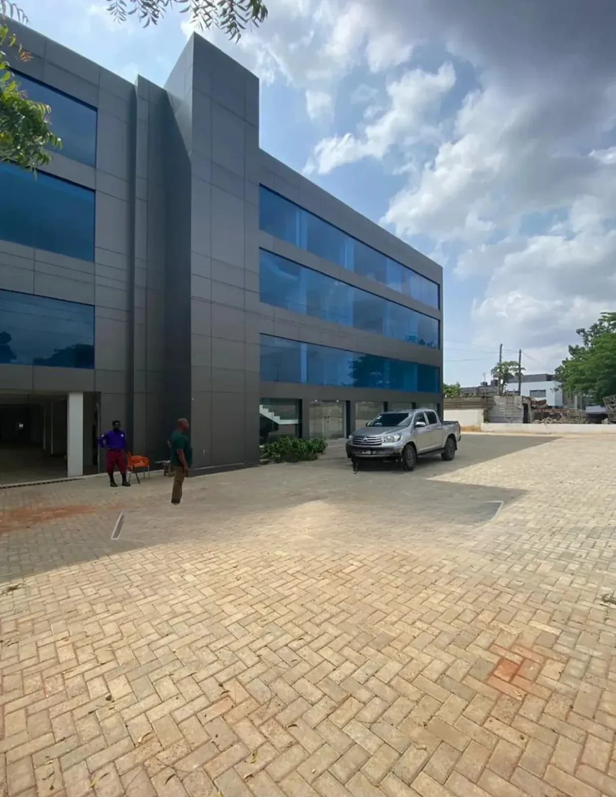 Showroom With Warehouse And Office Close To N1 Road-dzorwulu - Commercial in Greater Accra, Accra Metropolitan - Sale