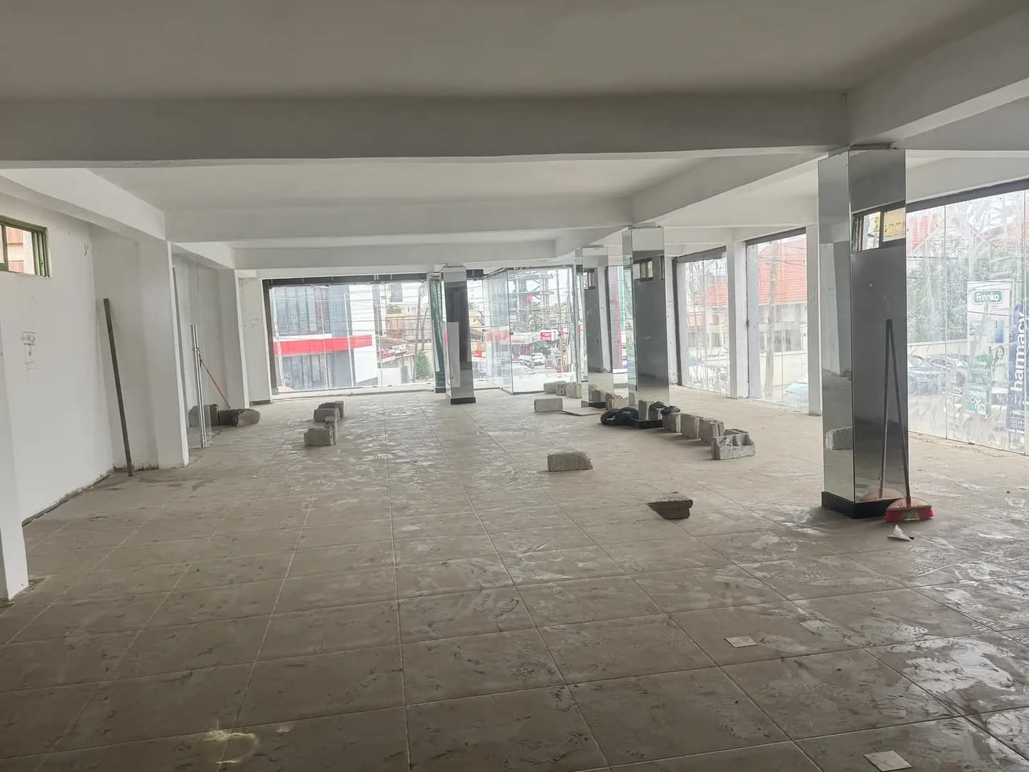 Prime Commercial Space in Osu for Everything - Commercial in Greater Accra, Osu - Rent