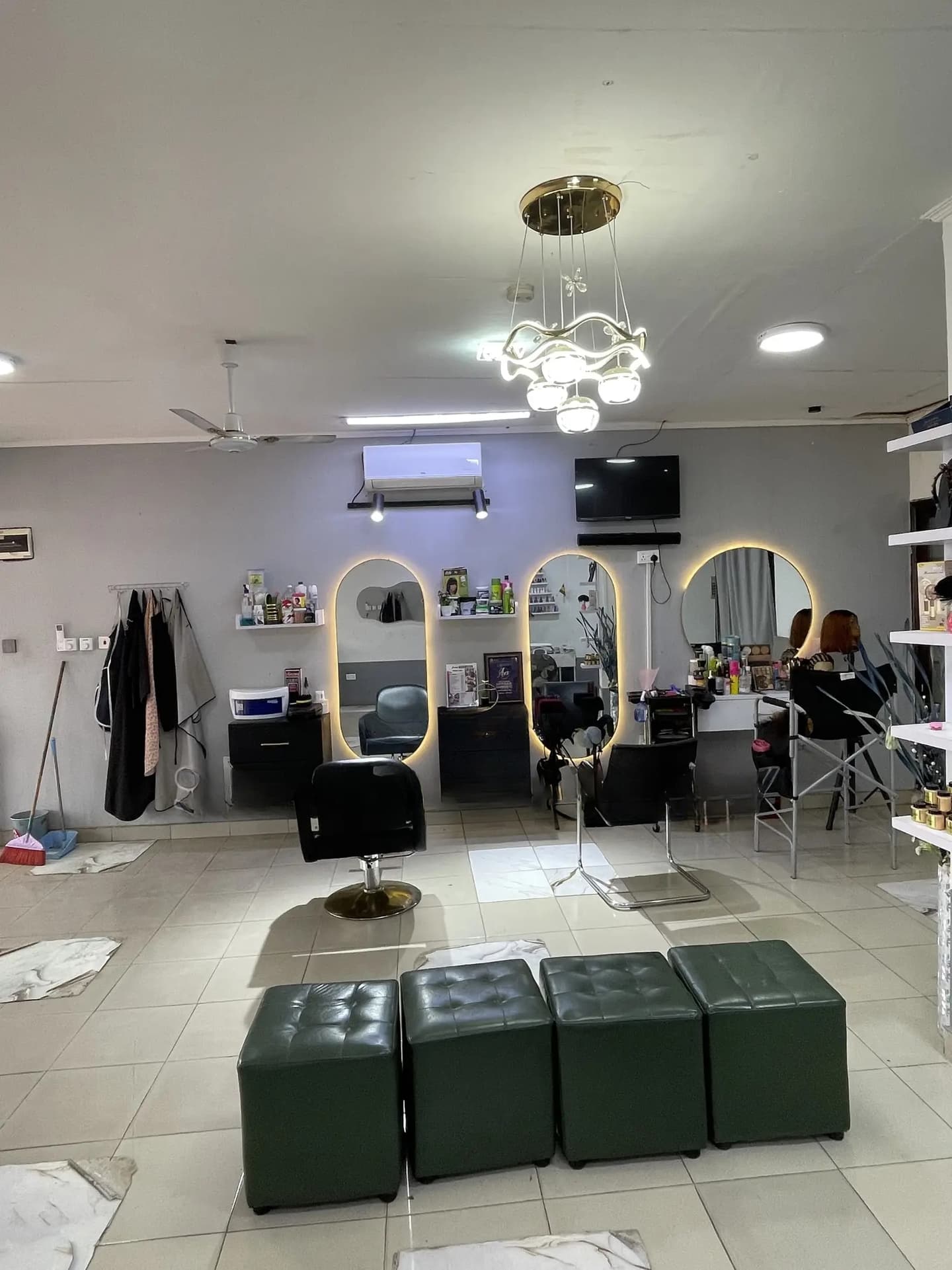 Furnished Unisex Salon for Rent - Commercial in Greater Accra, Kasoa, Kasoa New Market - Rent