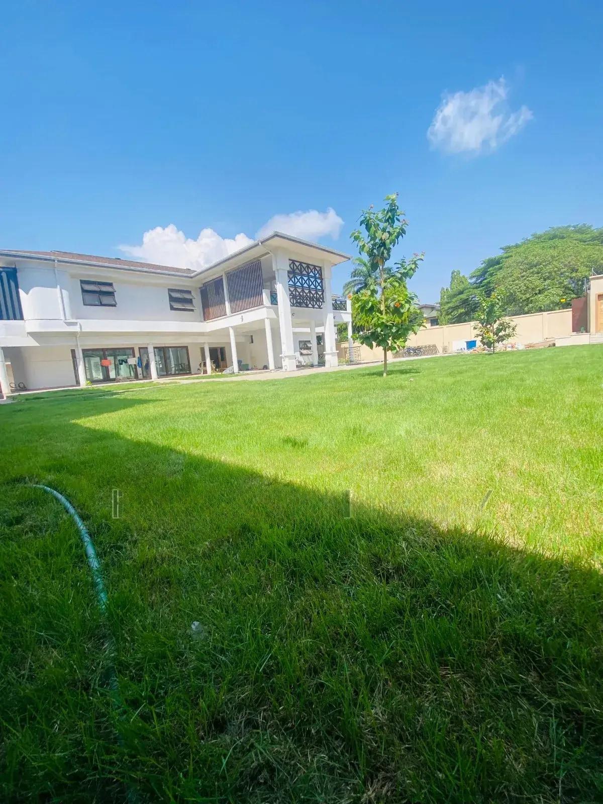 6bdrm House in Airport West for sale - 6 bedroom House in Greater Accra, Airport Residential Area - Sale