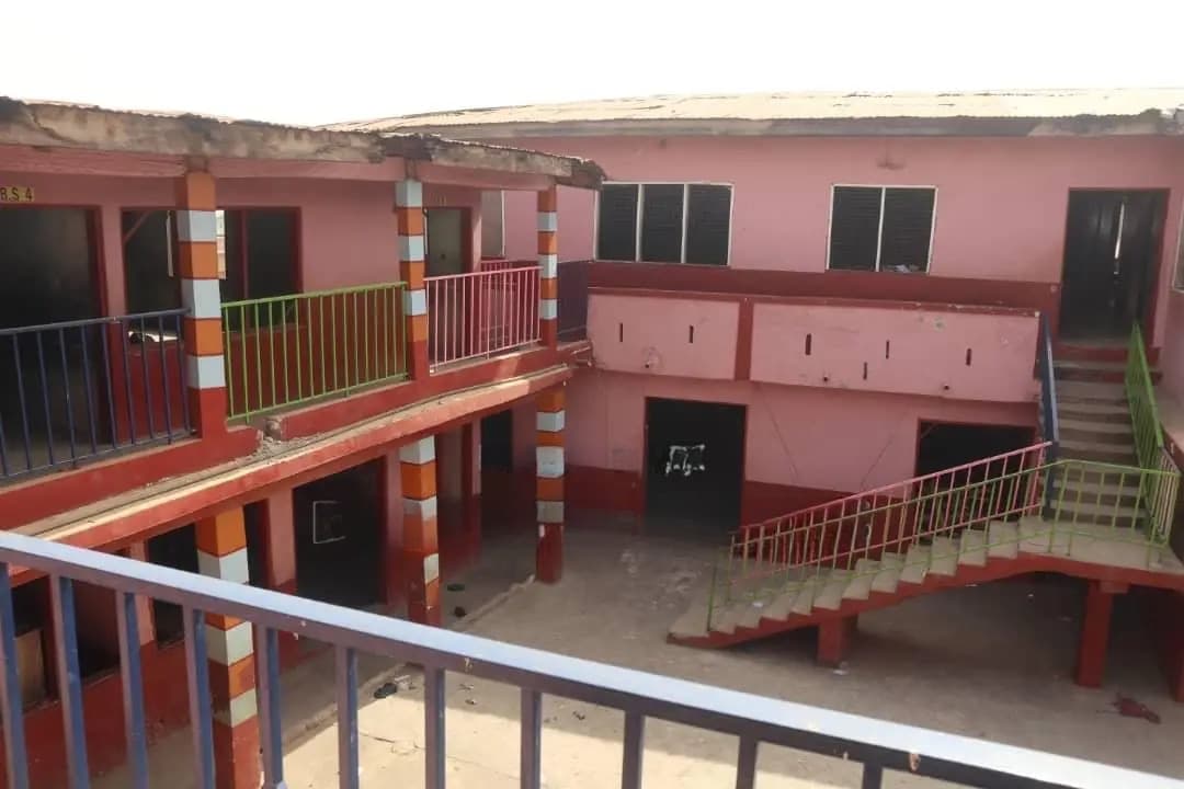 A School for Sale at Kumasi Awhiwaa, 8 Bedrooms in Total - 8 bedroom Commercial in Ashanti, Kumasi Metropolitan - Sale