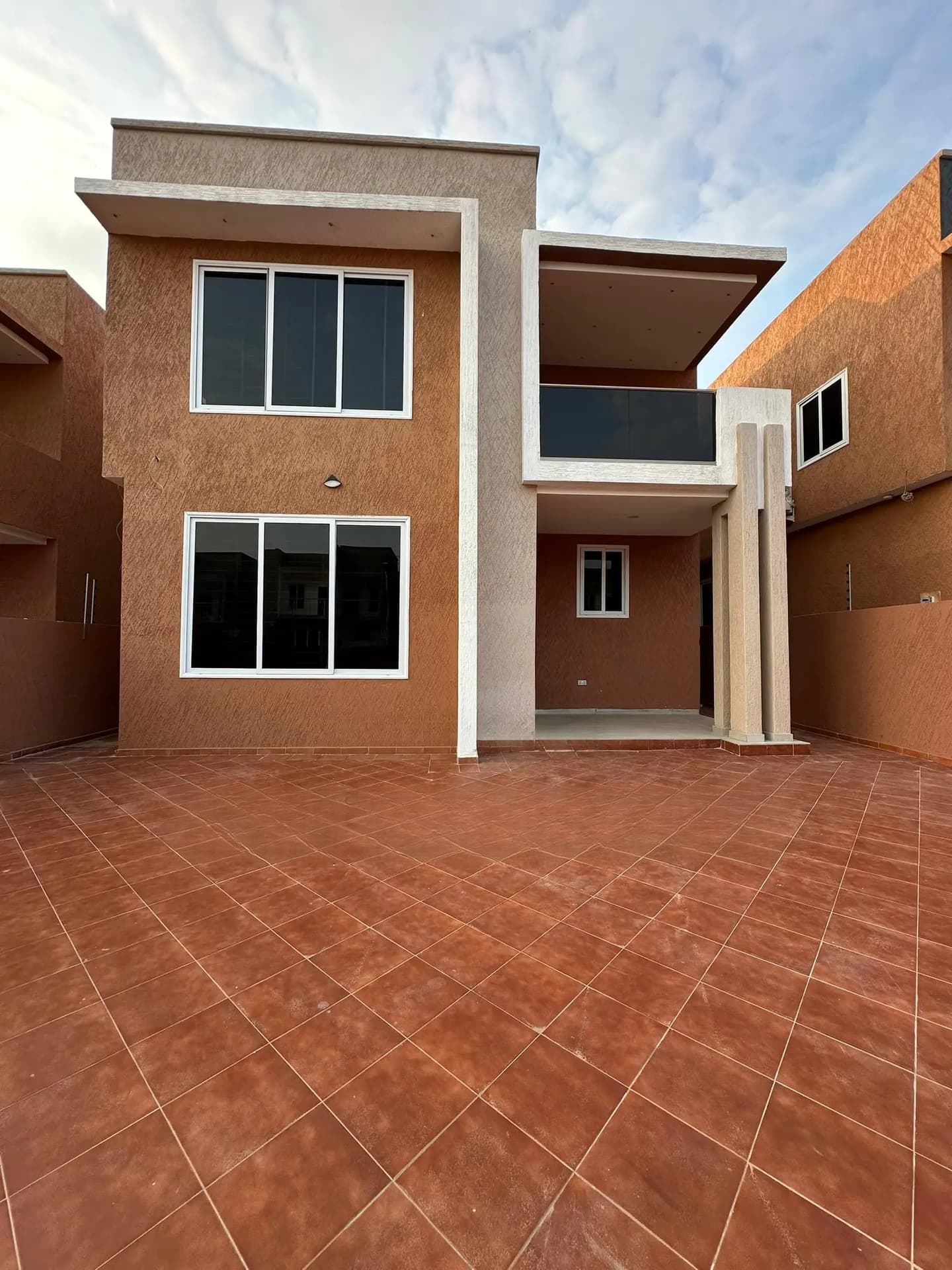 4bdrm House in Lakeside Estate, Ashaley Botwe for sale - 4 bedroom House in Greater Accra, Ashaley Botwe - Sale